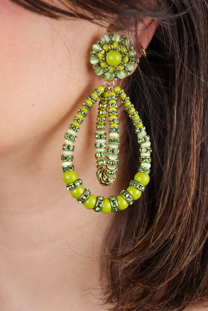 Boucles d'oreilles femme pendantes vert anis XXL perles et strass fermoir clip détail doré