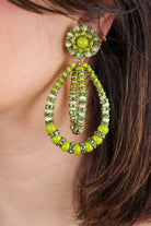 Boucles d'oreilles femme pendantes vert anis XXL perles et strass fermoir clip détail doré