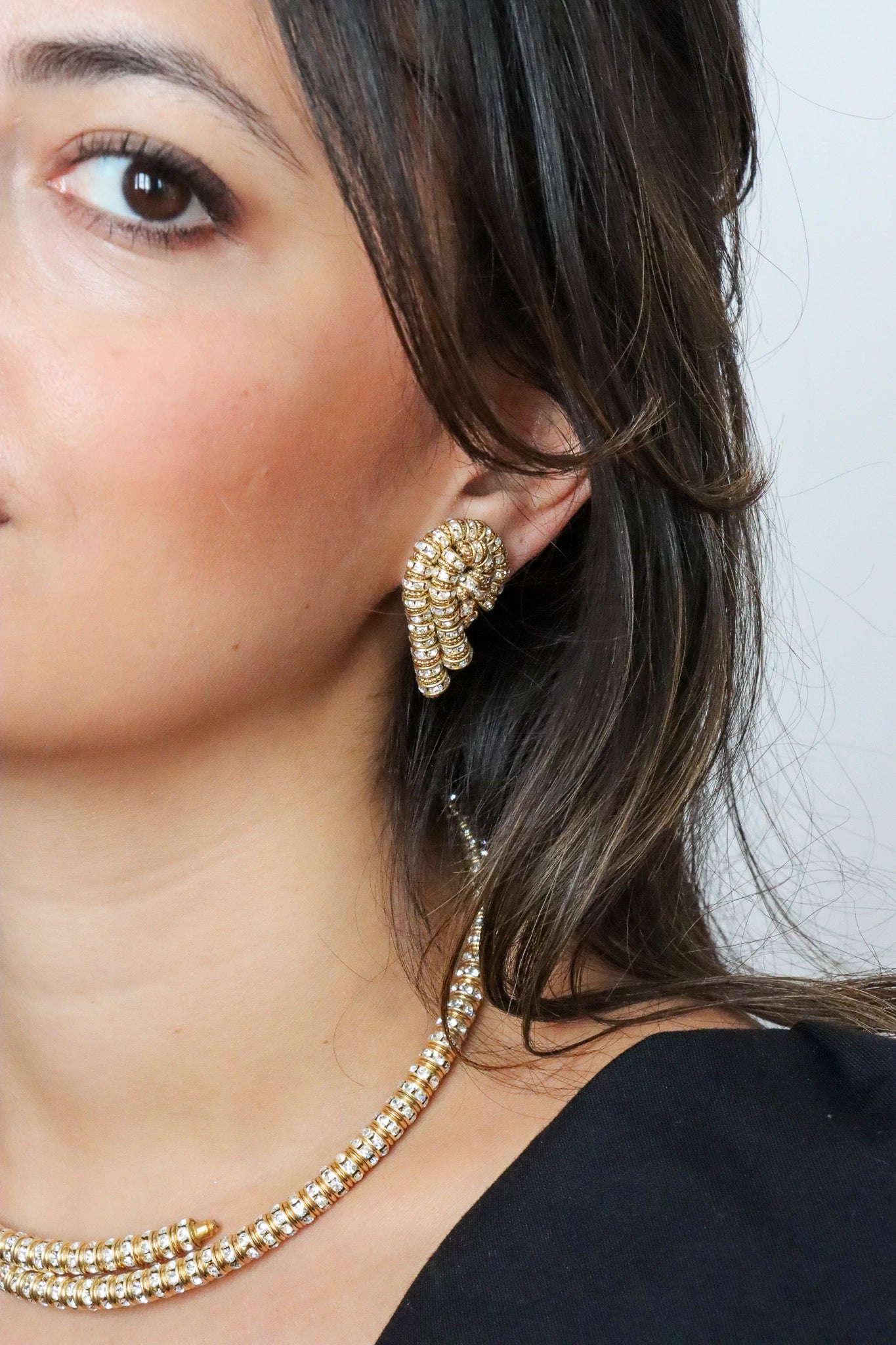 Boucles d'oreilles clip Mayfair dorées portées — bijou haute couture Françoise Montague