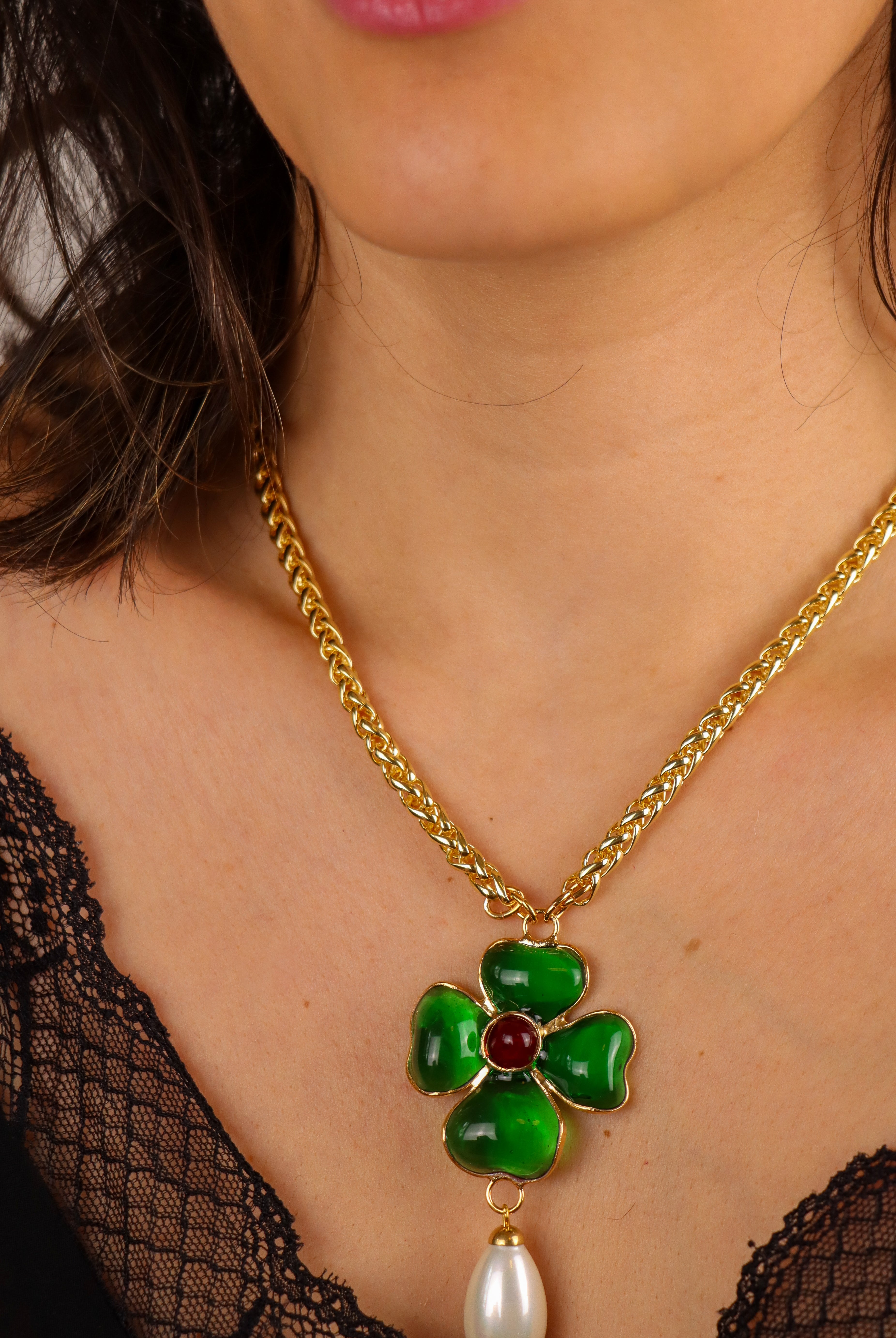 Collier pendentif en pâte de verre motif trèfle à quatre feuille vert émeraude centre rubis chaîne dorée et perle