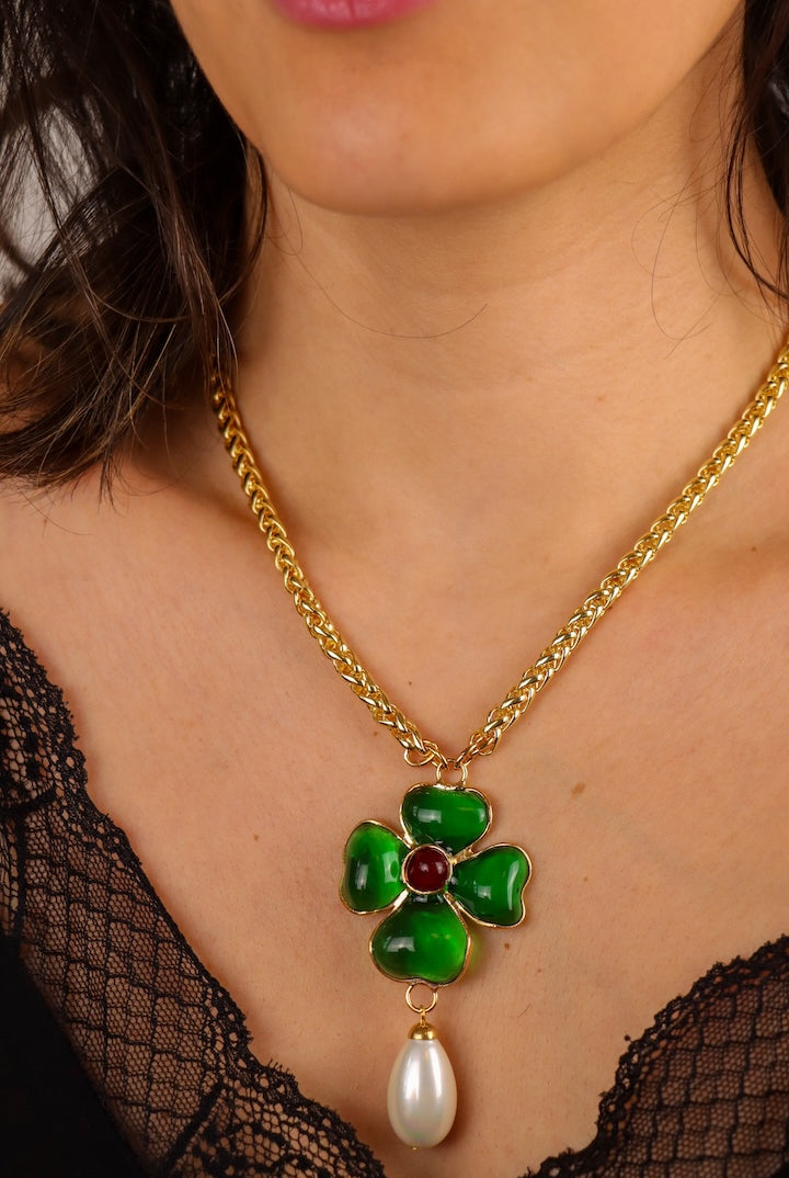 bijou fait main  Collier pendentif porte bonheur en pâte de verre motif trèfle à quatre feuille émeraude et rouge rubis chaîne dorée
