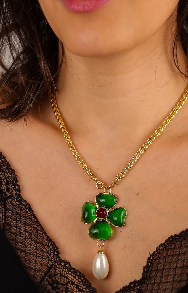 bijou fait main Collier pendentif porte bonheur en pâte de verre motif trèfle à quatre feuille émeraude et rouge rubis chaîne dorée
