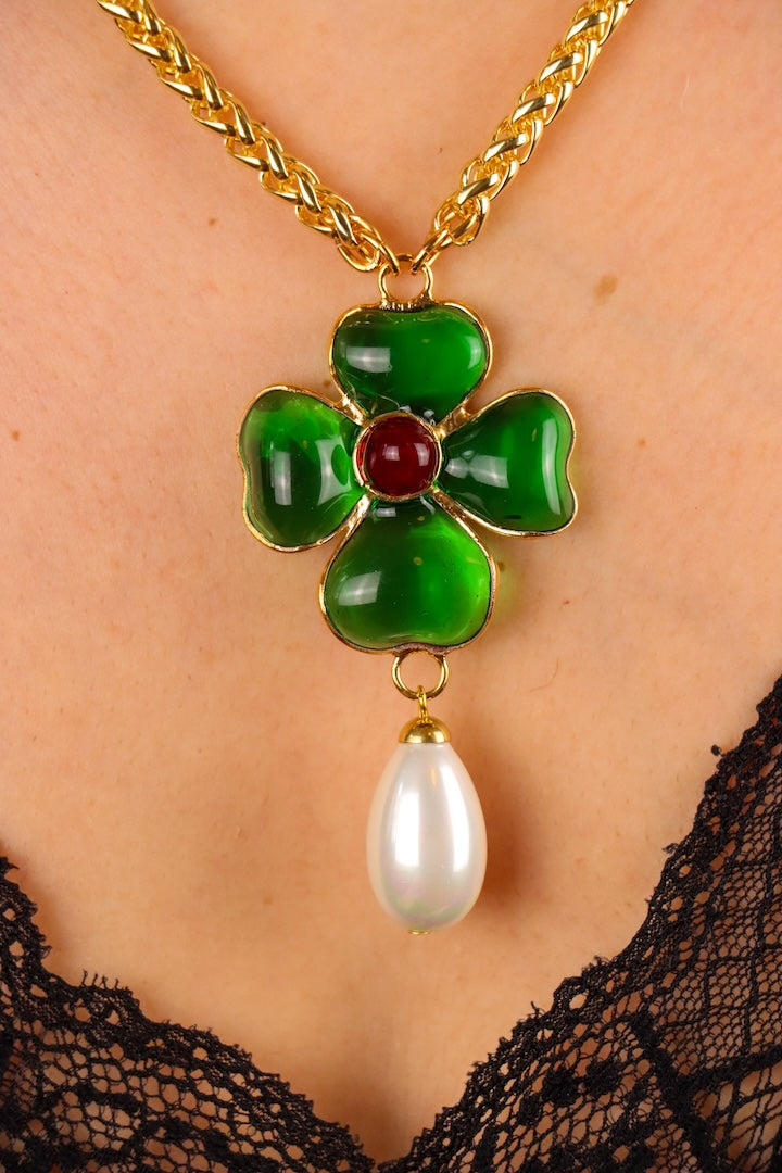 Collier pendentif en pâte de verre motif trèfle à quatre feuille vert émeraude centre rouge rubis chaîne dorée