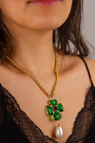 Collier porte bonheur pendentif en pâte de verre motif trèfle à quatre feuille vert émeraude chaîne dorée