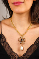 Collier pendentif en pâte de verre motif trèfle à quatre feuille gris fumé chaîne dorée et perle ovale