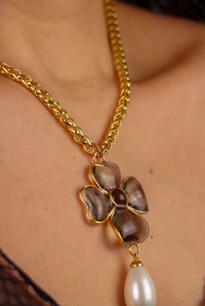 Collier pendentif en pâte de verre motif trèfle à quatre feuille fumé black Diamond chaîne dorée