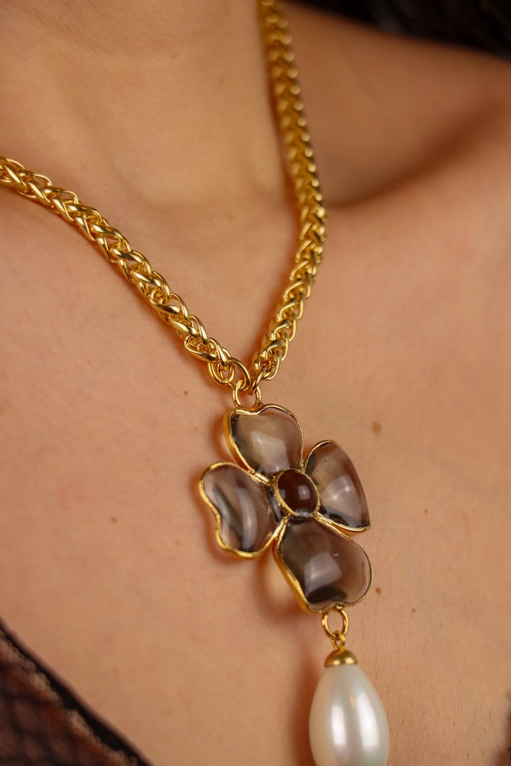 Collier pendentif en pâte de verre motif trèfle à quatre feuille fumé black Diamond chaîne dorée