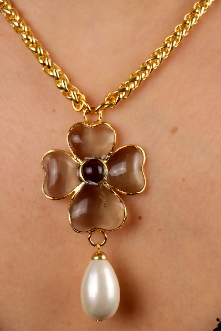 Collier Lucky charms pendentif en pâte de verre motif trèfle à quatre feuille fumé gris chaîne dorée bijou fait main