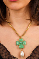 Collier Lucky charms pendentif en pâte de verre motif trèfle à quatre feuille vert chaîne et détails dorée