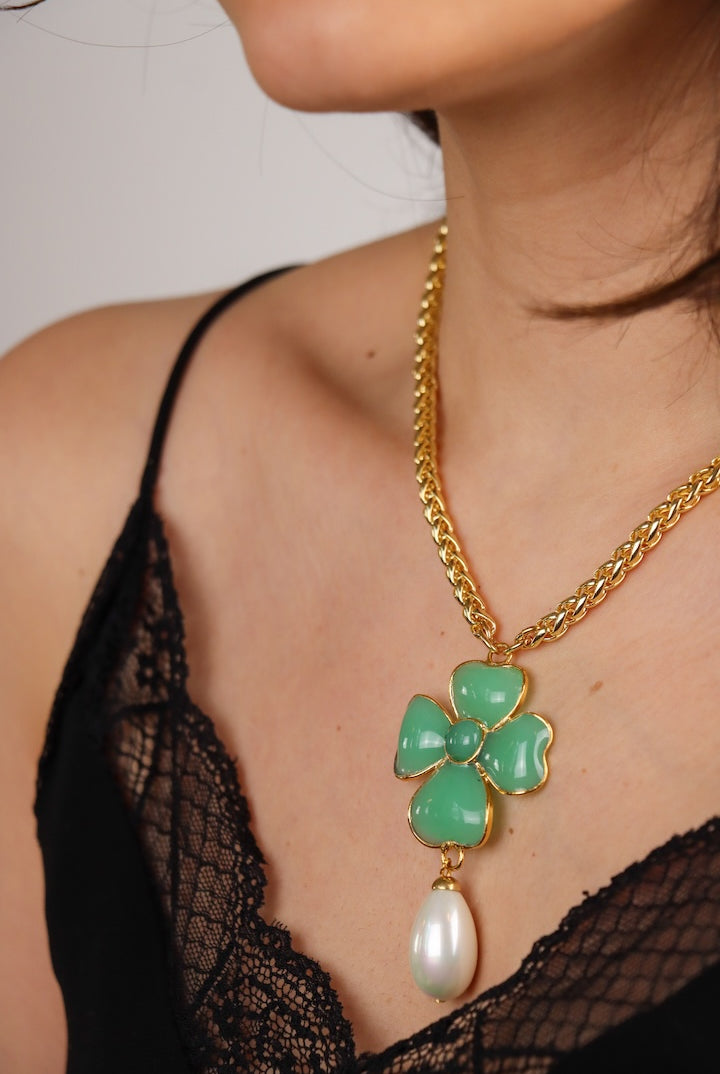 Collier pendentif en pâte de verre motif trèfle à quatre feuille verte clair chaîne dorée et perle Lucky charms