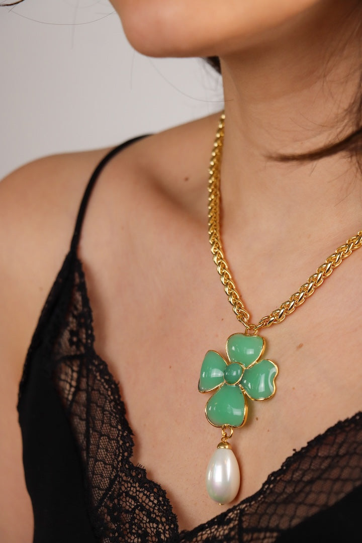 Collier pendentif en pâte de verre motif trèfle à quatre feuille verte clair chaîne dorée et perle Lucky charms