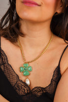 Collier pendentif en pâte de verre motif trèfle à quatre feuille vert chaîne dorée