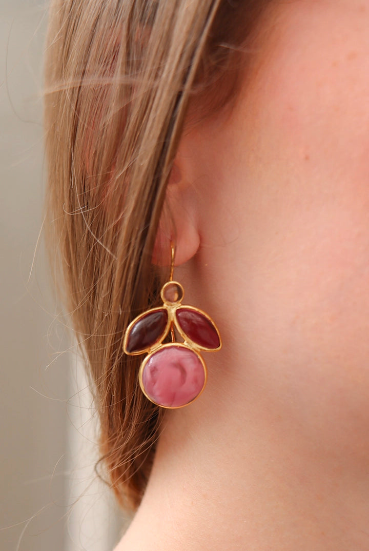 Boucles d'oreilles percées portées femmes rose pâte de verre