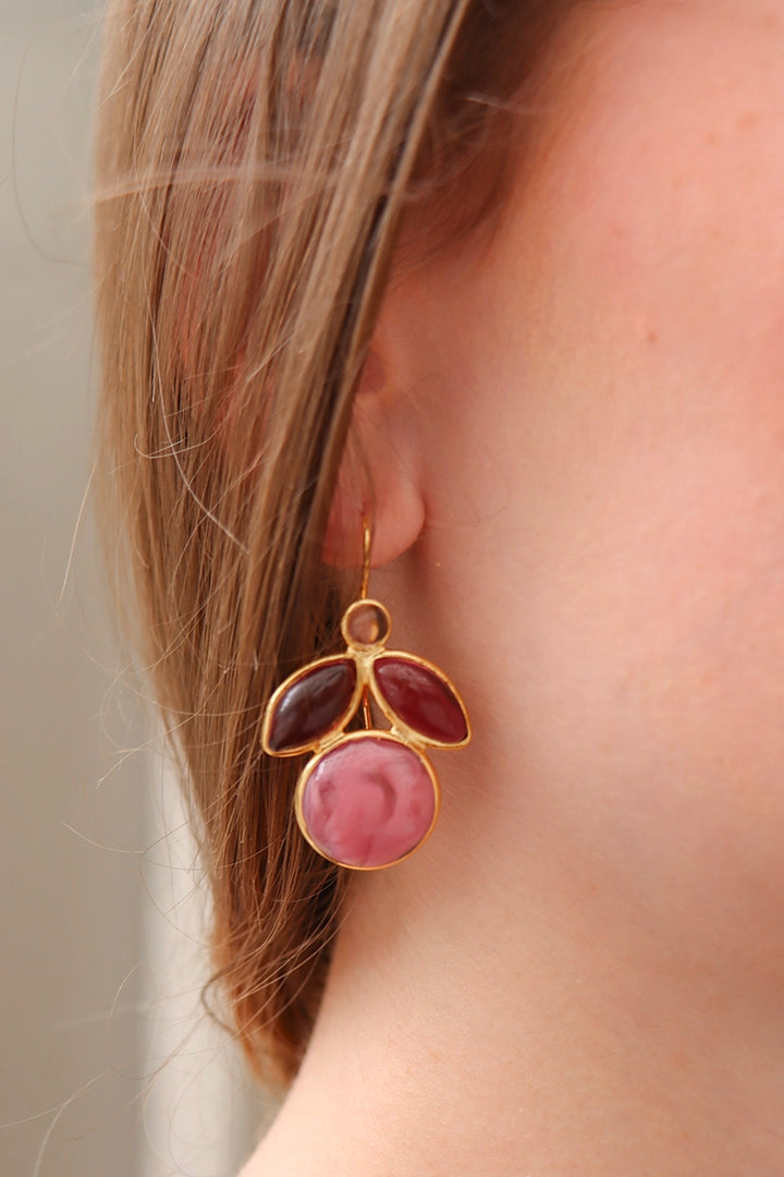 Boucles d'oreilles percées portées femmes rose pâte de verre