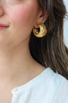 Paire de Boucles d'oreilles vintage forme créoles doré signé Yves Saint Laurent  fermoir clip - Pièce Unique