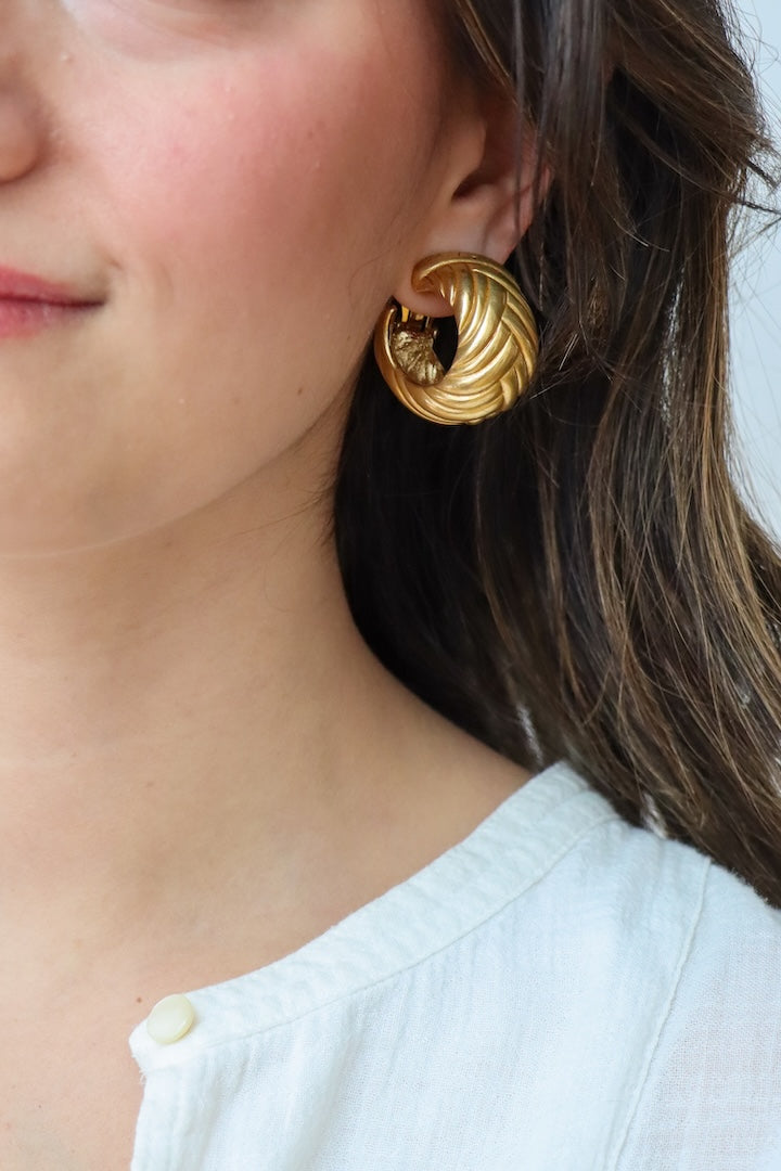 Paire de Boucles d'oreilles vintage forme créoles doré signé Yves Saint Laurent  fermoir clip - Pièce Unique