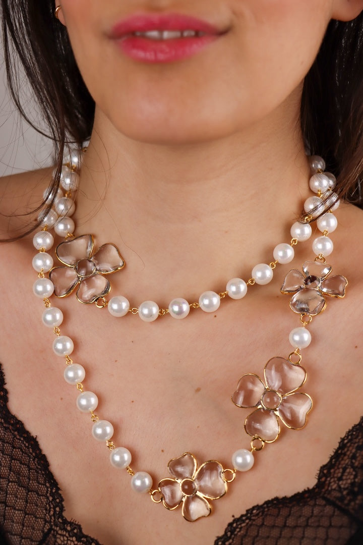 Long collier sautoir en perle et motif trèfle à quatre feuille en pâte de verre transparent