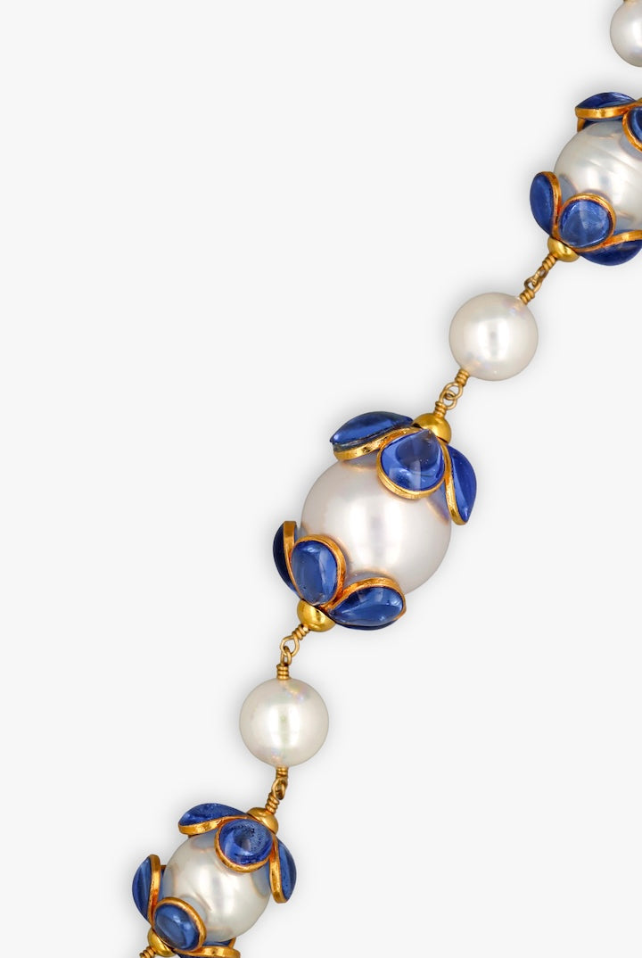 Détail d'un collier en perles blanches et en pâte de verre bleu saphir transparent - bijou fait main