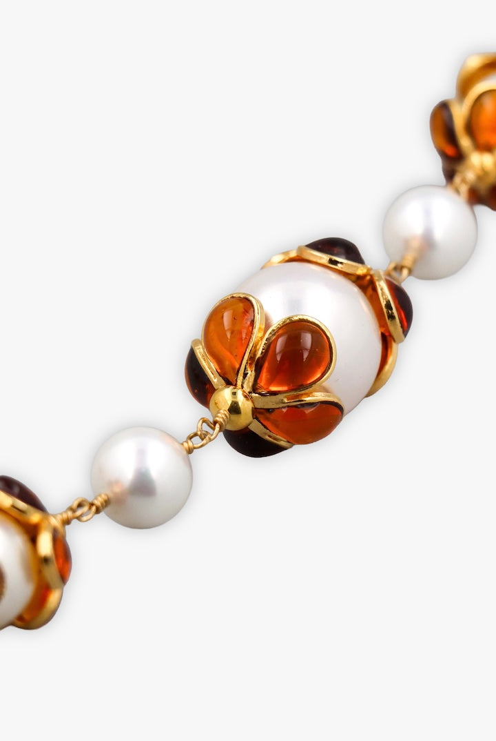 Détail d'un collier en perles blanches et en pâte de verre orange topaze miel - bijou fait main