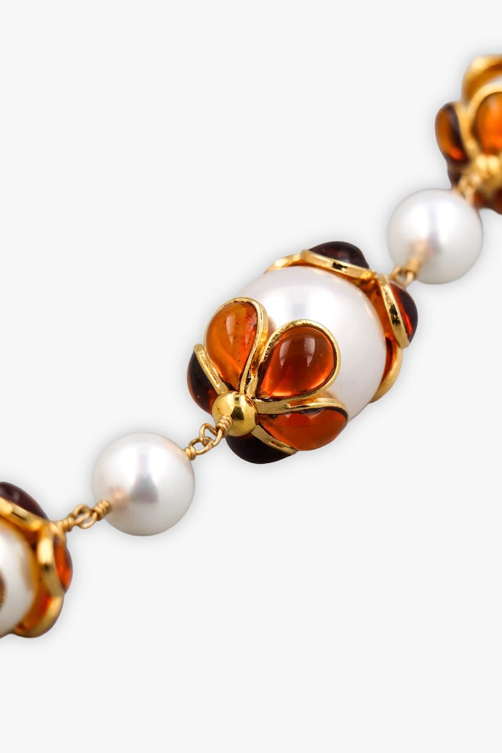 Détail d'un collier en perles blanches et en pâte de verre orange topaze miel - bijou fait main