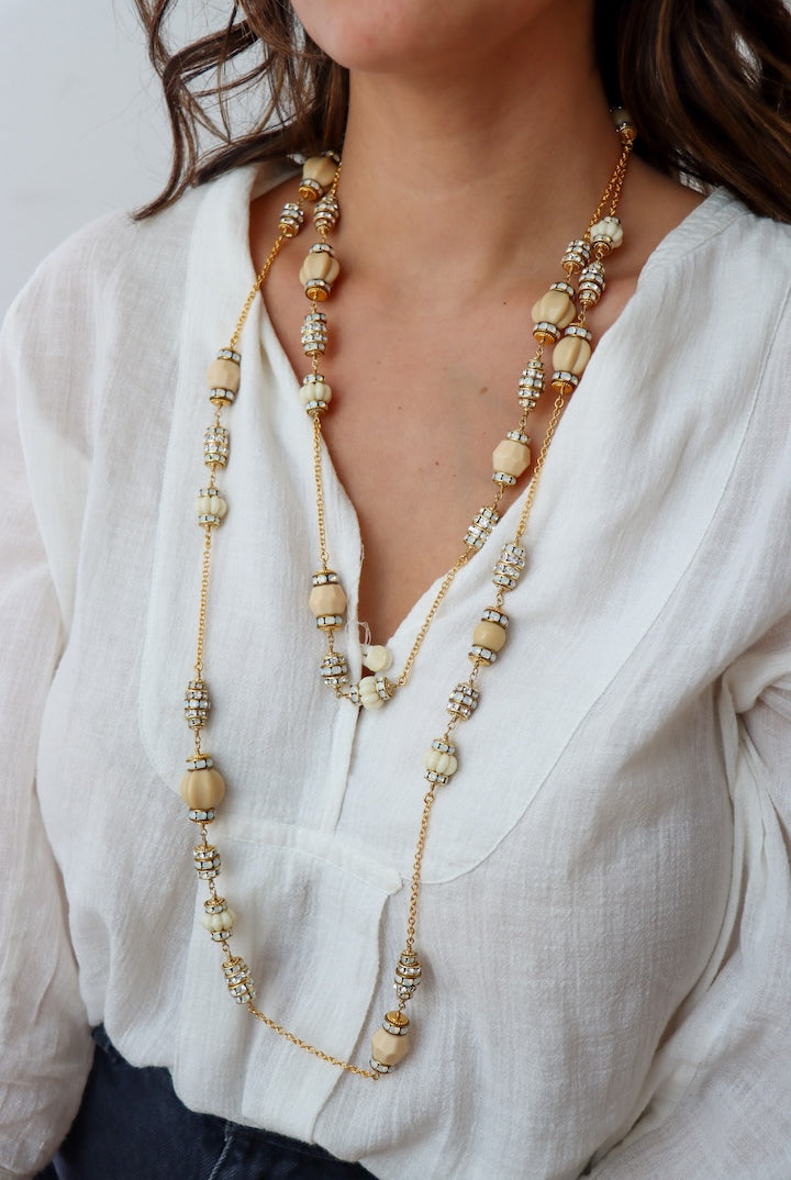 Long collier en perles fantaisie beige ivoire et en rondelle de strass doré et cristal  bijou fait main
