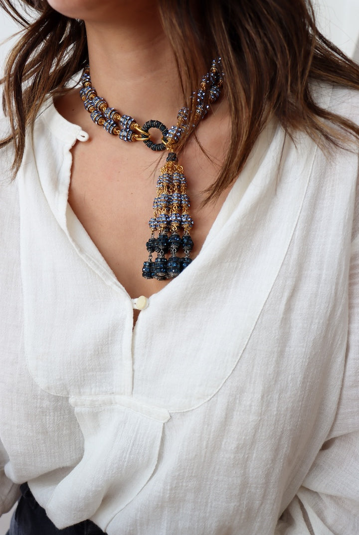 Collier long en rondelle de strass bleu jean calcédoine et détail doré
