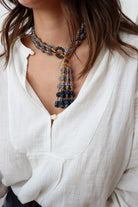 Collier long en rondelle de strass bleu jean calcédoine et détail doré