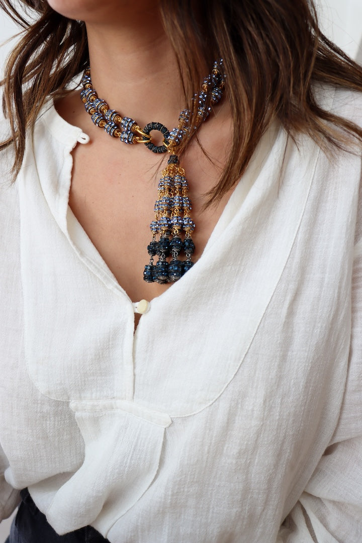 Collier long en rondelle de strass bleu jean calcédoine et détail doré