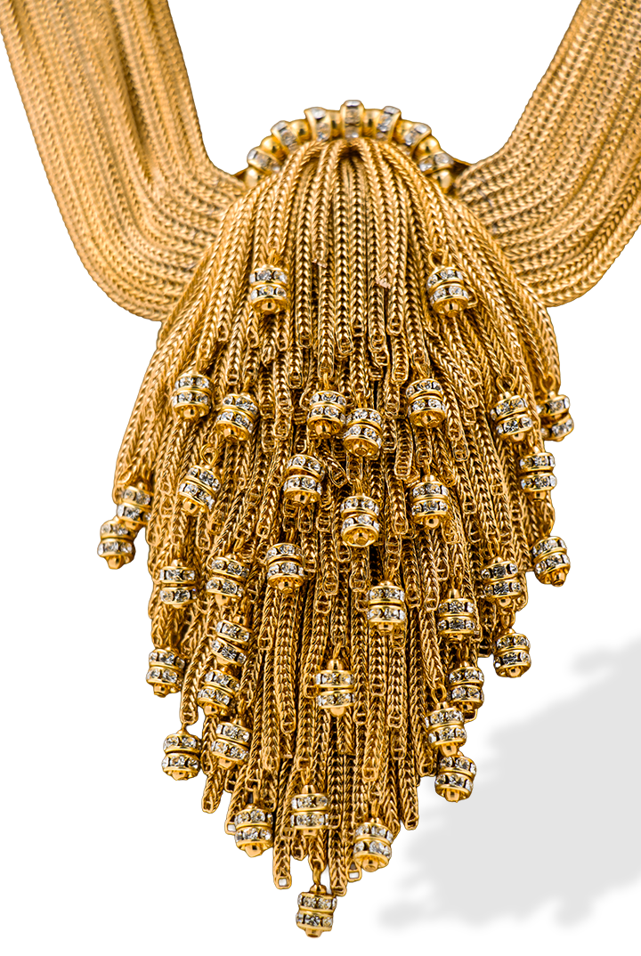 Détail de collier couture simba en chaîne dorée et strass