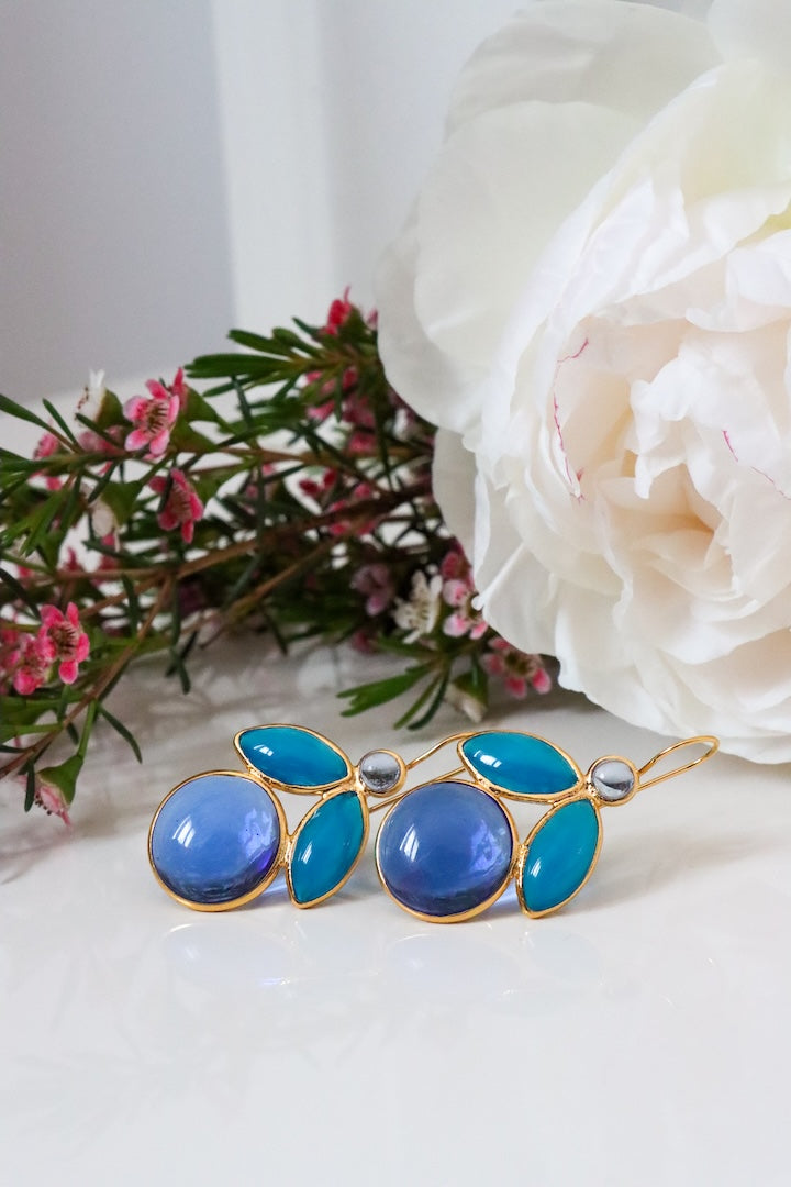 Boucles d'oreilles pâte de verre en forme d'abeilles détail doré bleu bijou fait main