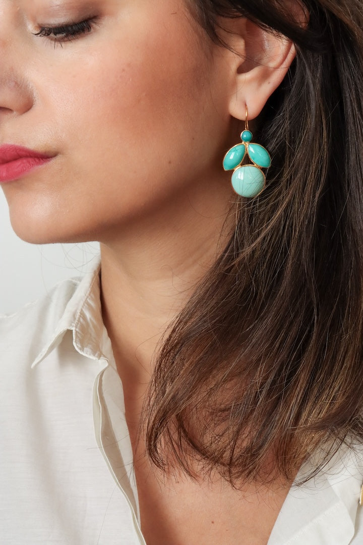 Boucles d'oreilles bleu turquoise détail doré pendantes abeille bijou fantaisie en pâte de verre fait main