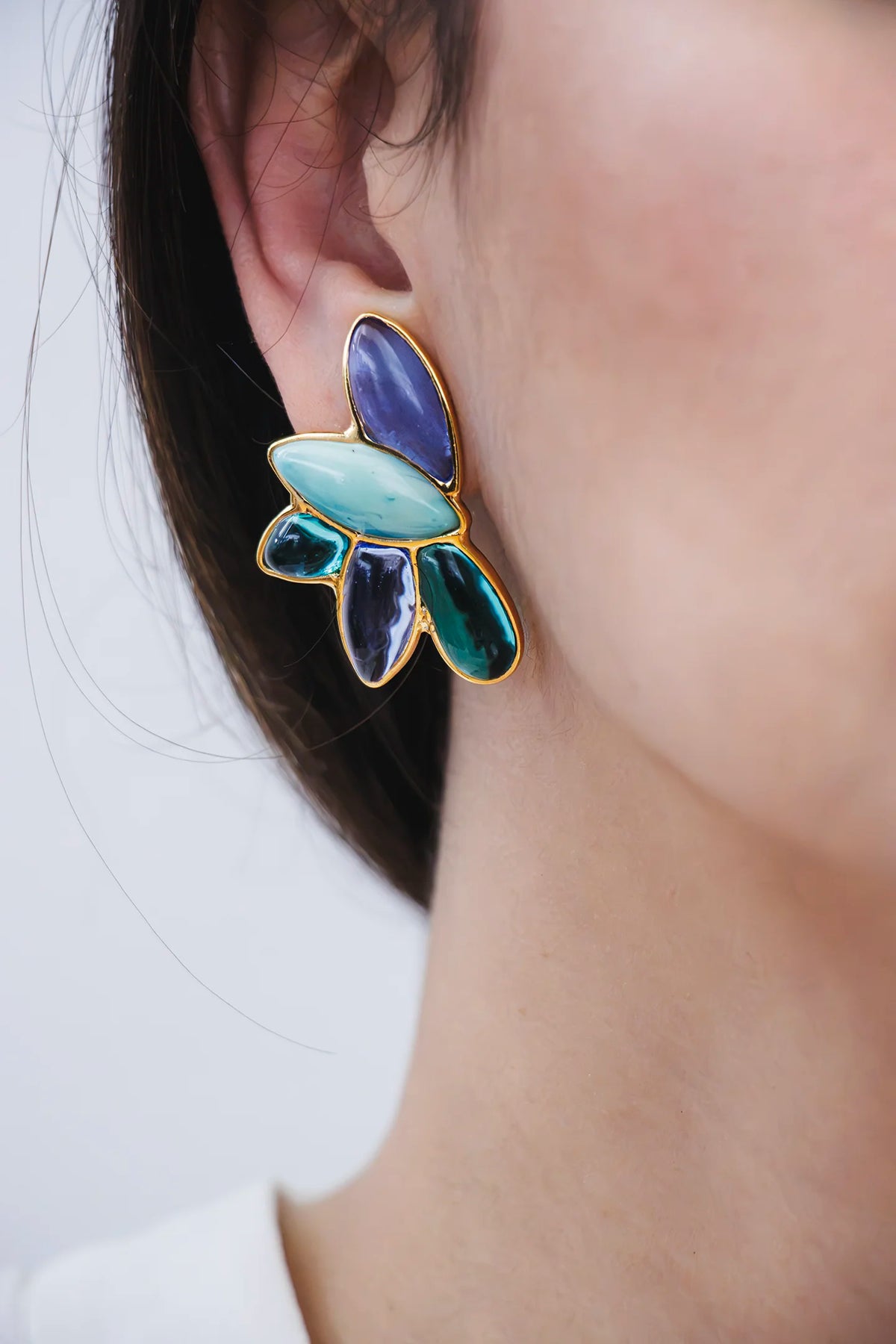 Boucles d'oreilles clip Sakura bleues, pétales de pâte de verre coulée à la flamme, sans perçage