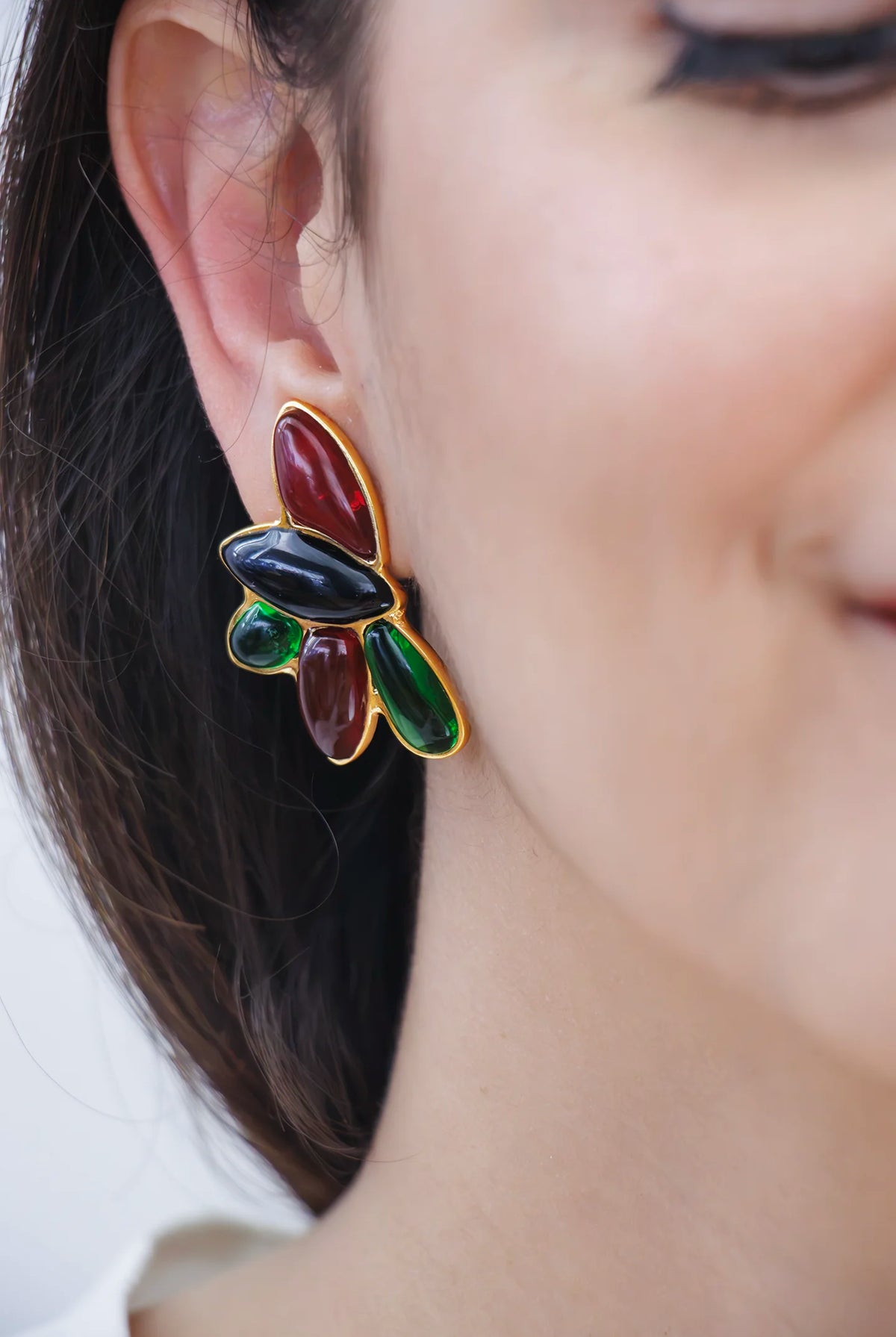 Boucles d'oreilles clip Sakura noires, fleur en pâte de verre, création Françoise Montague Paris