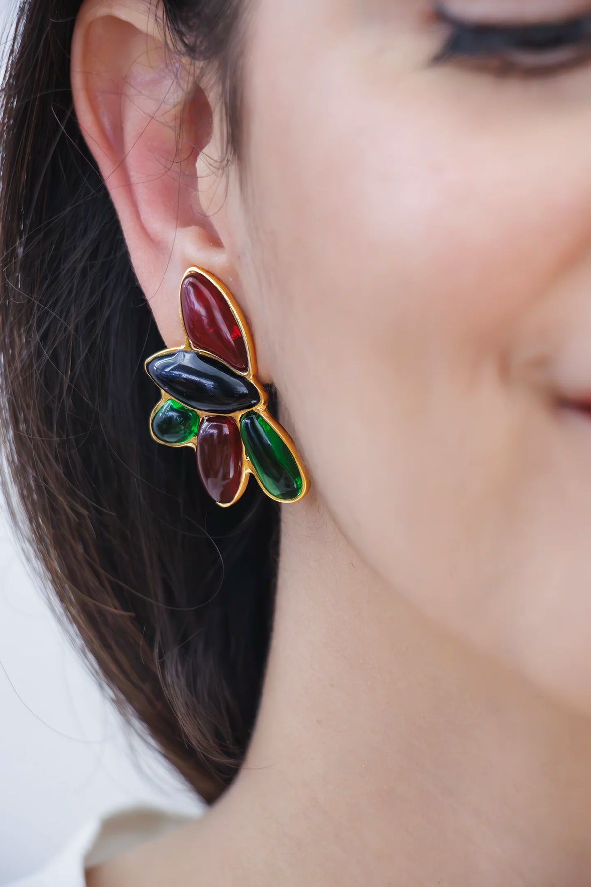 Boucles d'oreilles clip Sakura noires, fleur en pâte de verre, création Françoise Montague Paris