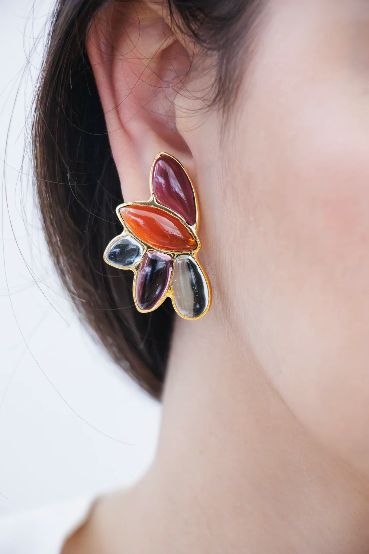 Boucles d'oreilles clip Sakura violettes, fleur de cerisier en pâte de verre faite main à Paris, Françoise Montague