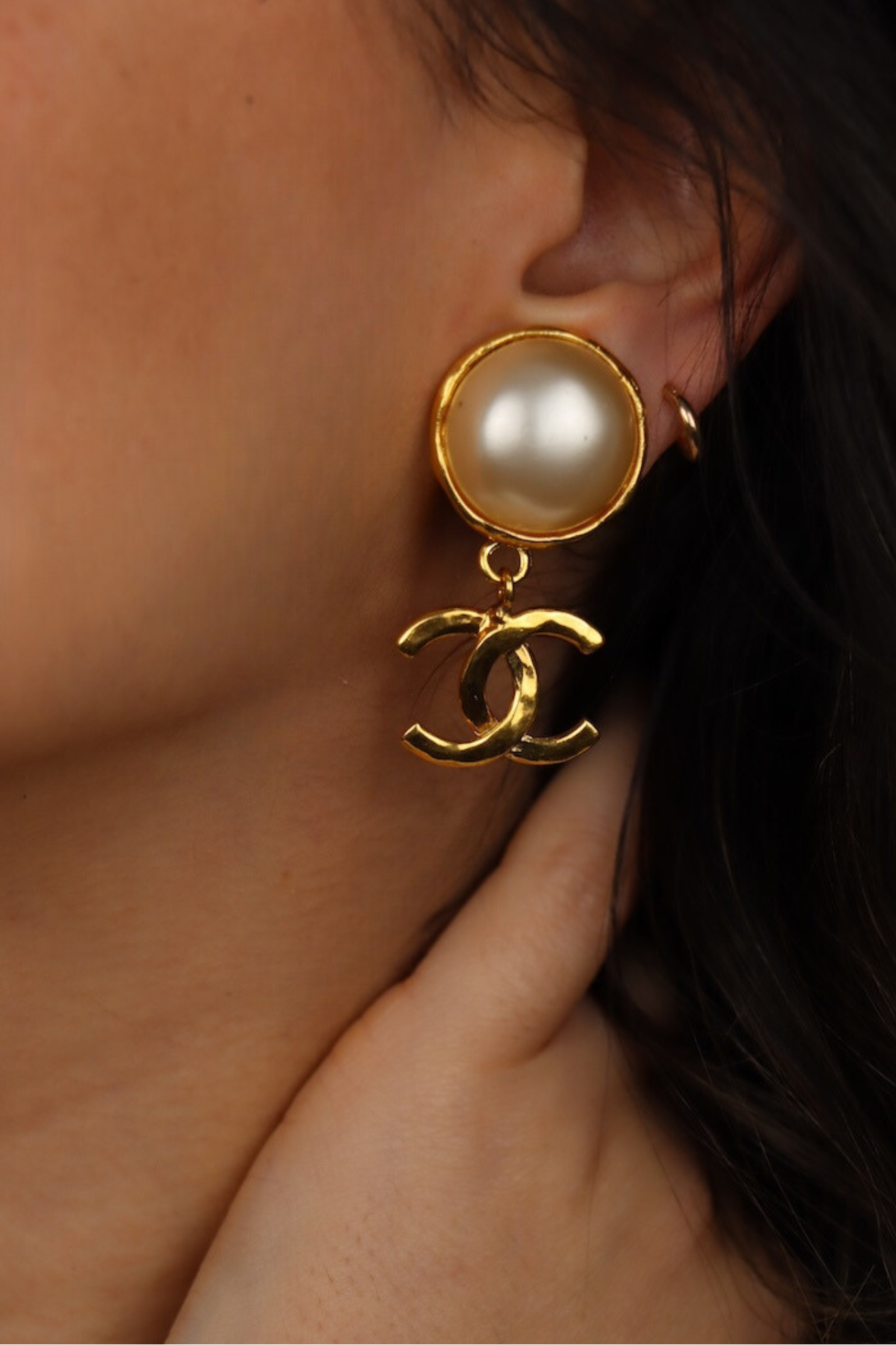 Boucles Chanel 1994 pendantes perle portées, mouvement, look de gala parisien