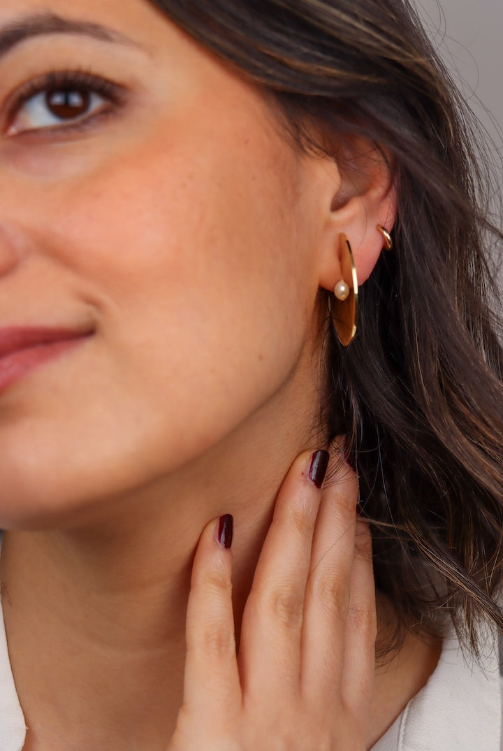 Créoles vintage oreilles percées avec une perle blanche nacrée dorée