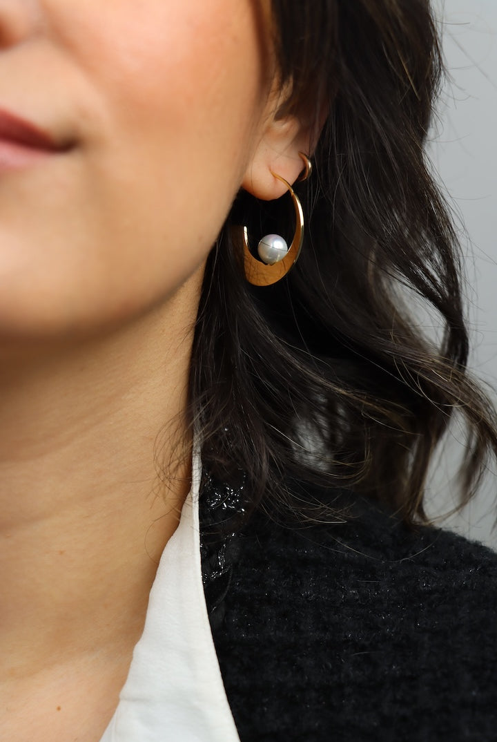 Paires de boucles d'oreilles créoles portés dorée or avec une perle