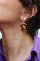 Boucles d'oreilles bijou fantaisie abeille en pâte de verre topaze orange et rouge violet