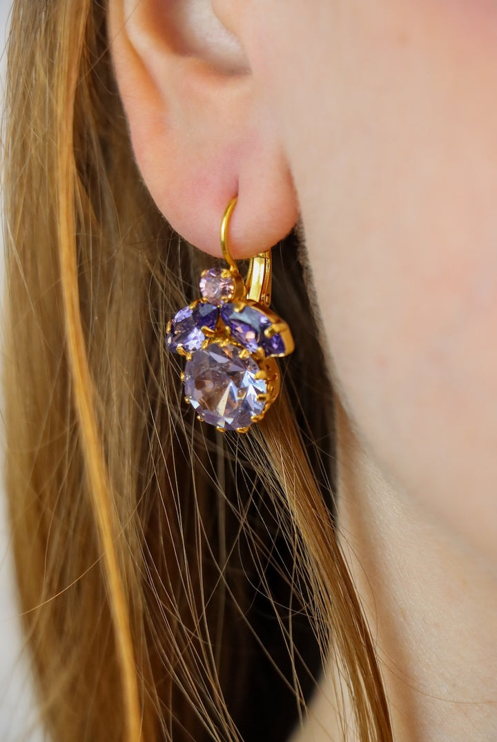 Boucles d'oreilles fantaisie en forme d'abeille violette lavande cristal en perles et strass - bijou fait main à Paris