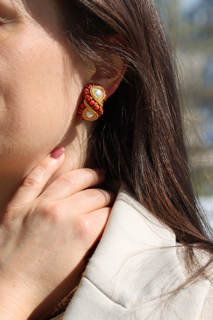 Boucles d'oreilles forme infini fermoir clip en perles rouges corails et blanches détail dorée