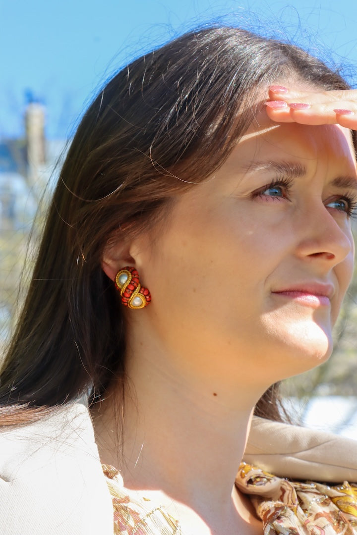 Boucles d'oreilles clip en perles rouges corail et blanches détail dorée infini bijou fait main en France