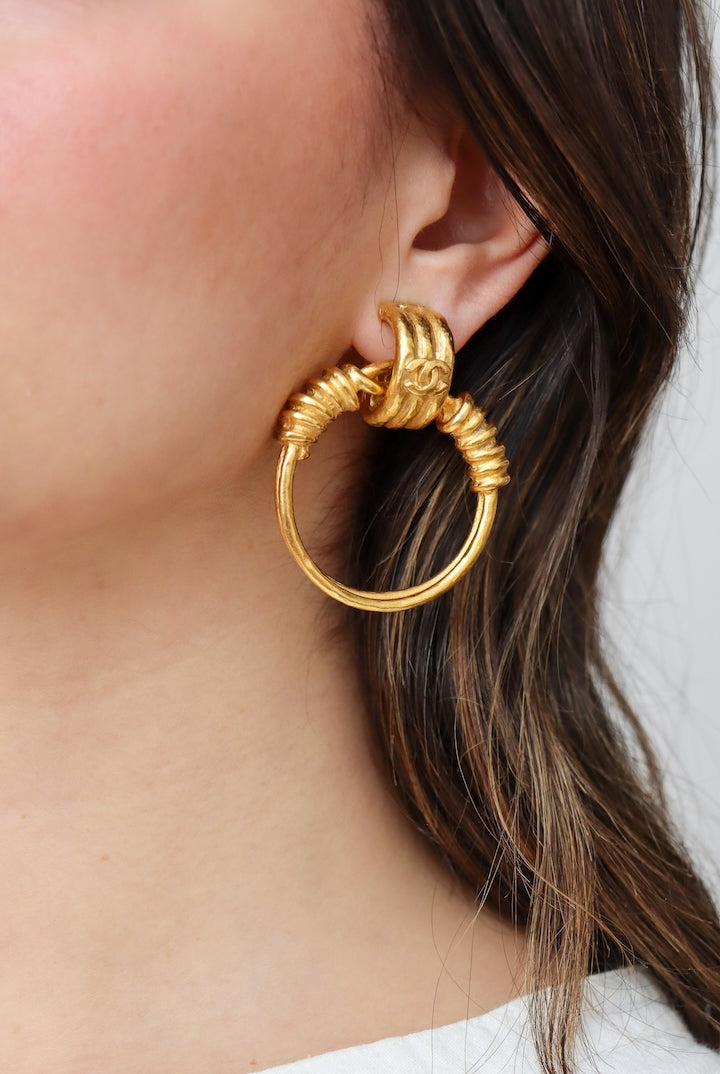 Paire de boucles d'oreilles CHANEL vintage doré créole - BIjou de luxe