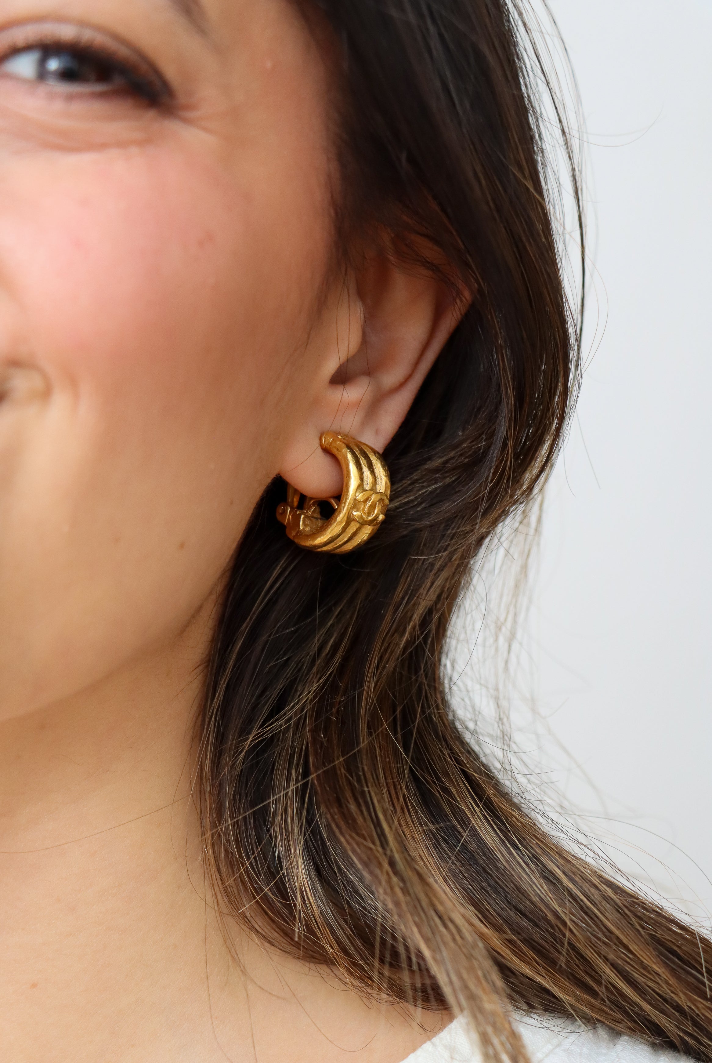 Boucles d'oreilles Vintage doré de la maison Chanel - Fermoir clip - Bon état