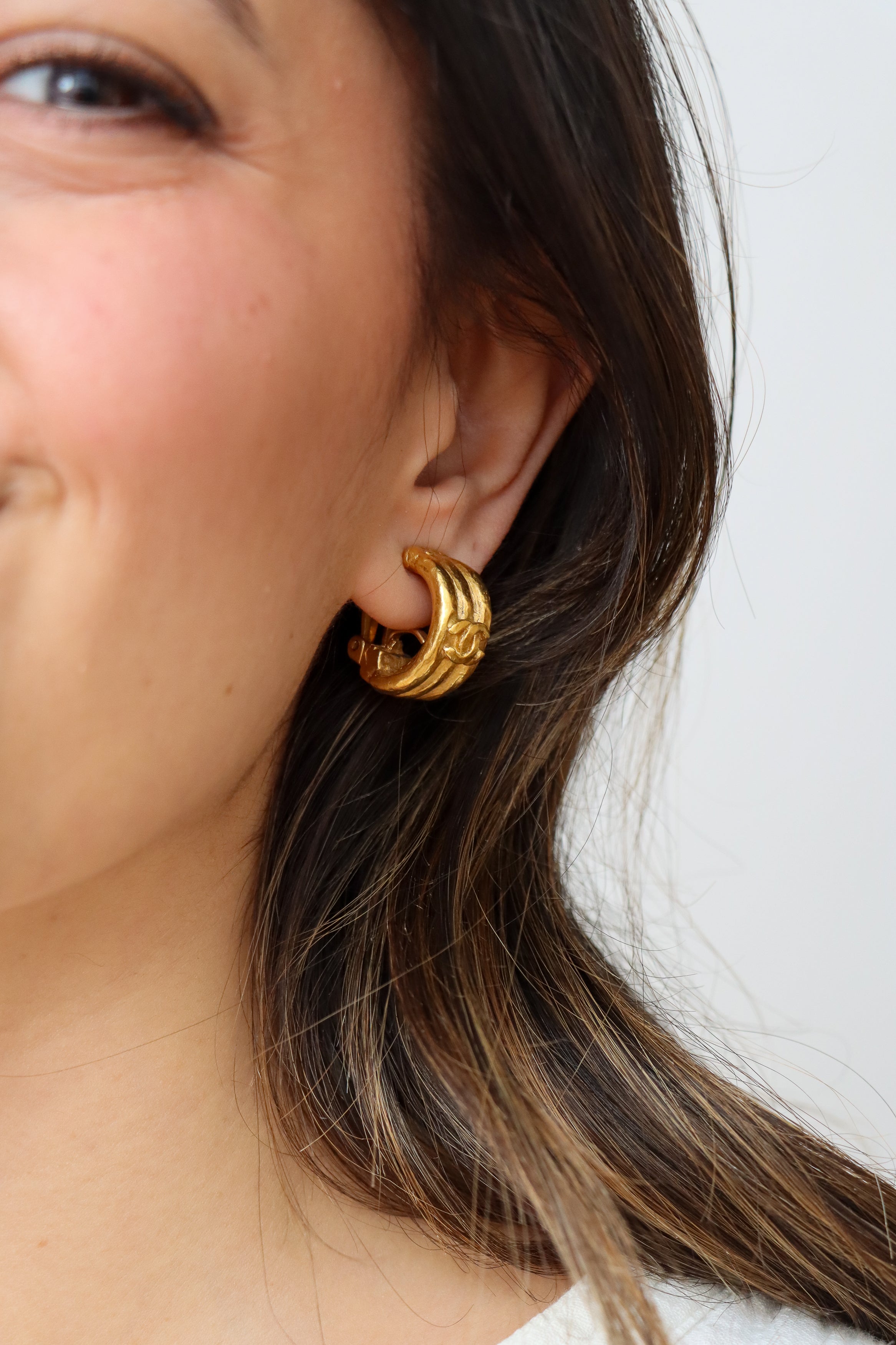 Boucles d'oreilles Vintage doré de la maison Chanel - Fermoir clip - Bon état