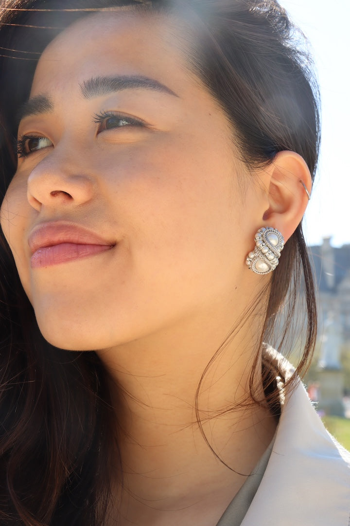 Boucles d'oreilles fermoir clip en perles blanches nacrées détail argentée infini strass Swarovski