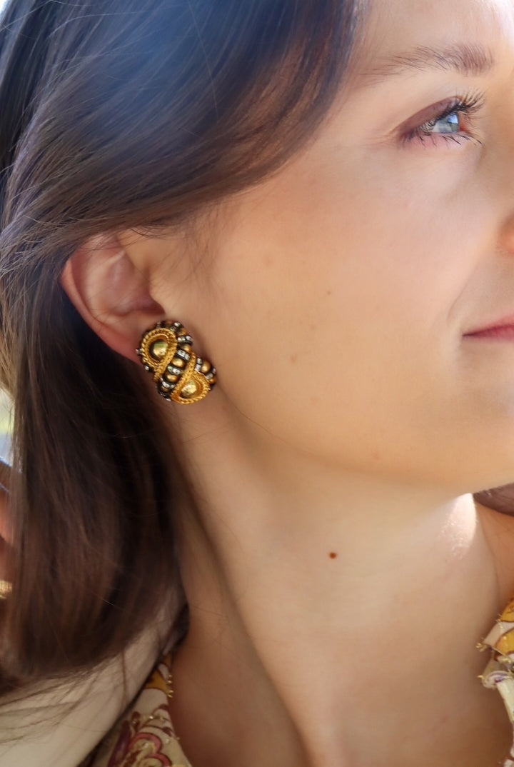 Boucles d'oreilles clip en perles noires et dorées détail dorée infini bijou fait main