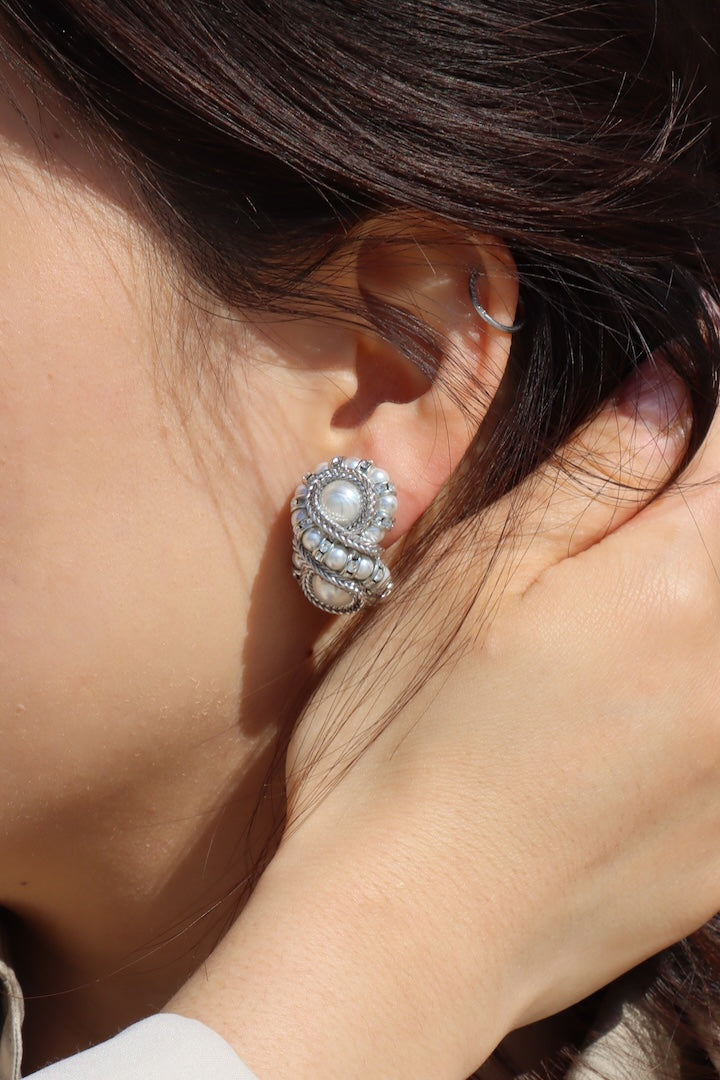 Boucles d'oreilles clip en perles blanches et blanches nacrée détail argentée infini strass Swarovski