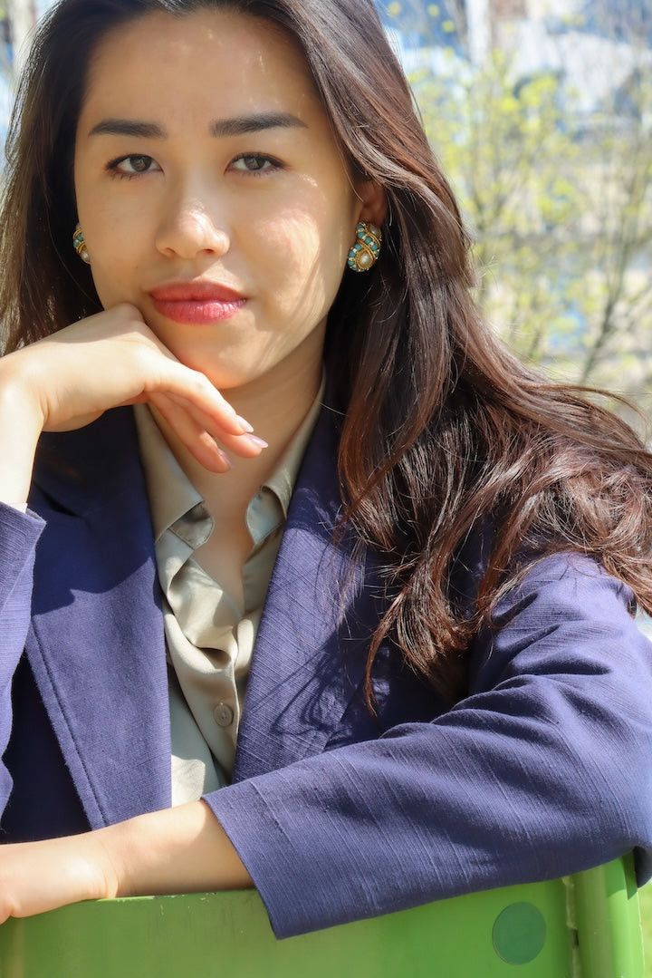 Boucles d'oreilles fermoir clip en strass et perles bleu turquoise et blanches détail dorée forme infini