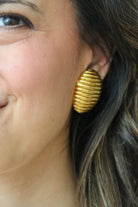 Boucles d'Oreilles Vintage Dorées cabochon et fermoir clip - motif ondulé